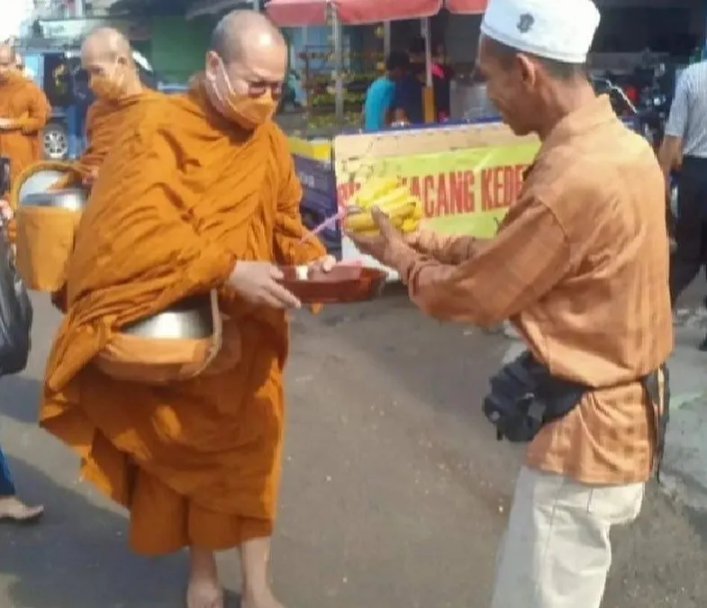 Potret Sambutan Masyarakat Indonesia pada 32 Biksu Viral di Media Sosial!