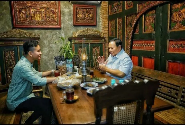Momen makan malam Wali Kota Solo Gibran Rakabuming dengan Prabowo Subianto.