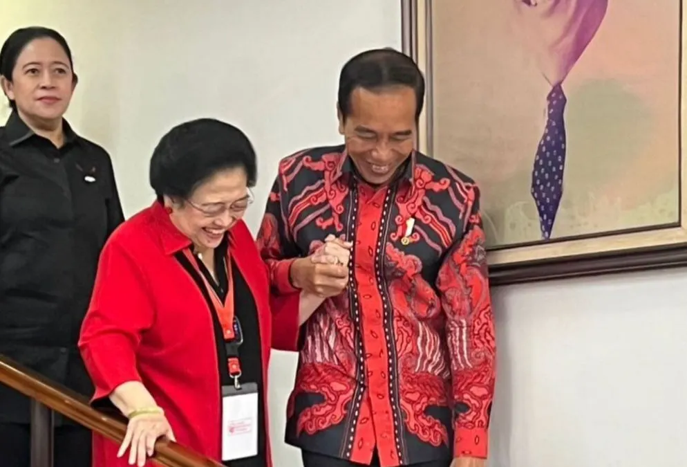 Presiden Joko Widodo (Jokowi) gandeng tangan Ketum PDIP Megawati Soekarnoputri