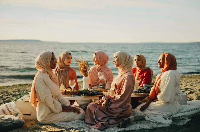 Ilustrasi outfit hijab ke pantai.