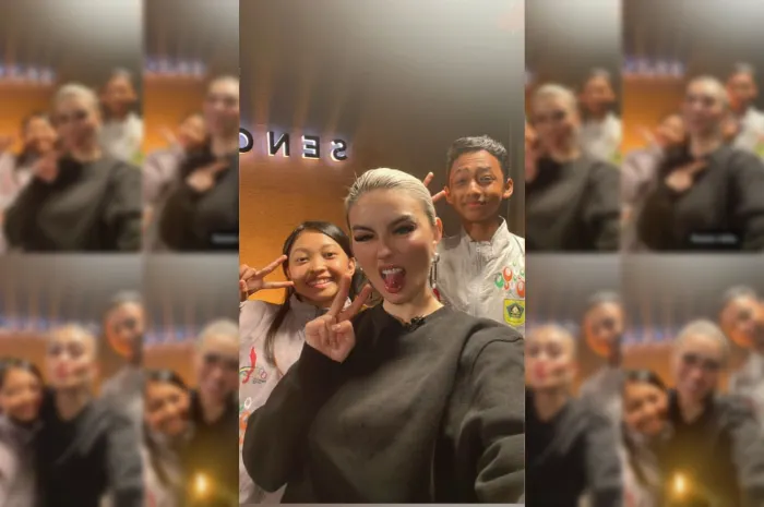 Ekspresi Kebahagiaan Agnez Mo tak dapat ditutupi saat bertemu dua murid SMPN 1 Ciawi, Devina Anindita dan Kesya Aditia.