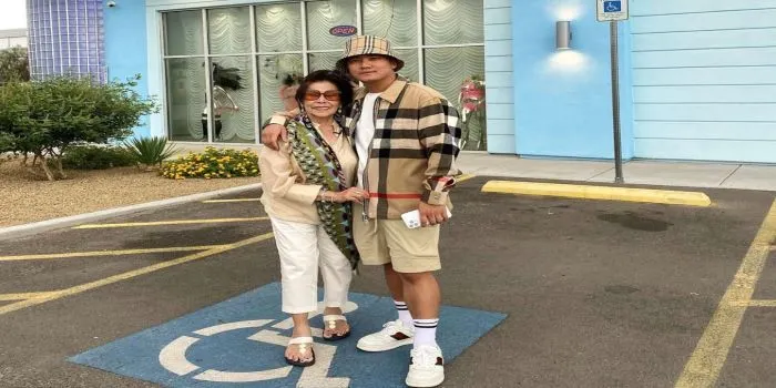 Boy William dan Sang nenek  tampak sangat dekat dan saling menyanyangi