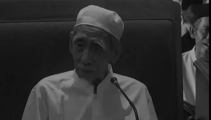 Sudah Tahu? Ini Manfaat Sholawat dan Jaga Adab Menurut Mbah Moen!