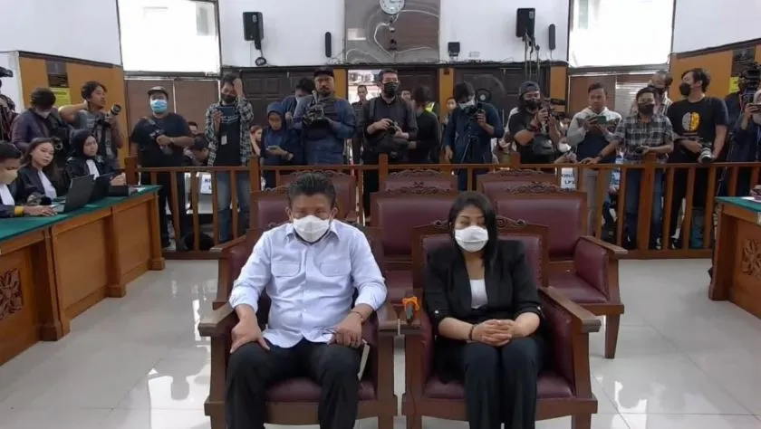Ferdy Sambo dan Putri Candrawathi Kembali Umbar Kemesraan di Sidang, dari Cium Tangan hingga Kecup Kening