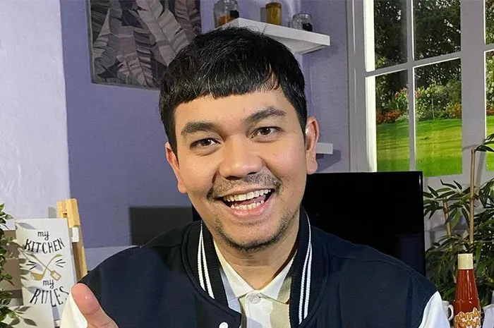 Presenter Indra Bekti mengalami pendarahan otak usai kolaps di tengah kesibukan mengisi program di sebuah radio.