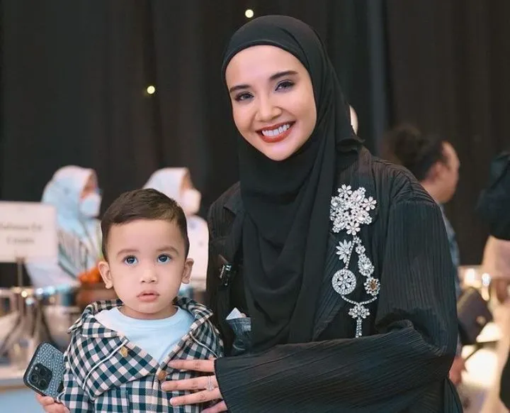 Zaskia Sungkar bersama sang anak