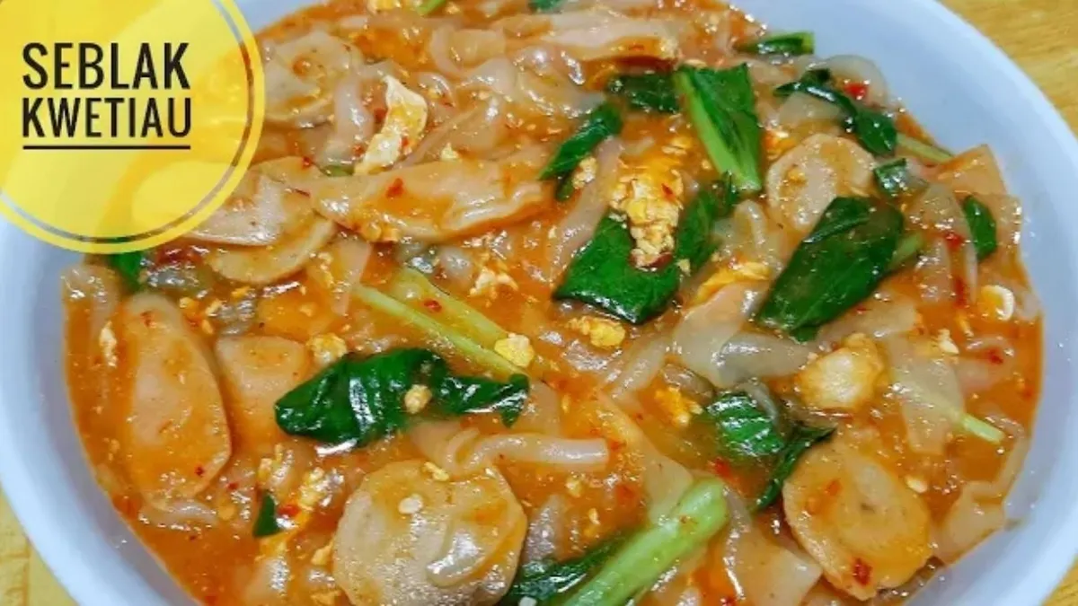 Resep Seblak Kwetiau Pedas Gurih yang Dijamin Enak Banget, Cocok Untuk Cemilan Rumahan dan Ide Jualan.(Ilustrasi Seblak Kwetiau//Tangkap Layar YouTube Asty Ayu Kitchen)