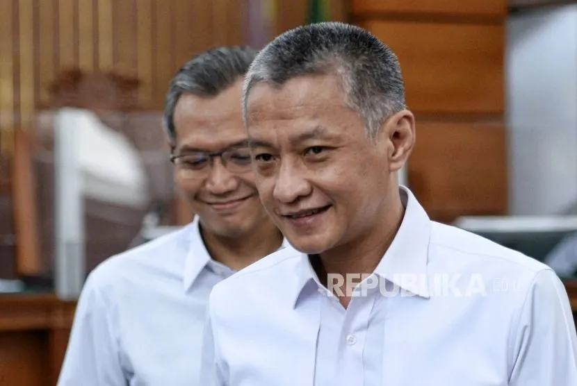 Terdakwa kasus perintangan penyidikan dalam perkara dugaan pembunuhan berencana terhadap Brigadir Nofriansyah Yosua Hutabara alias Brigadir J, Hendra Kurniawan (depan) bersama Agus Nurpatria (belakang) saat sidang diskors di Pengadilan Negeri Jakarta Selatan.