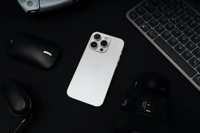 Ilustrasi. Walaupun harga iPhone termasuk mahal jika dibandingkan dengan merek ponsel lainnya, namun masih banyak orang yang tergila-gila dengan produk buatan Apple.