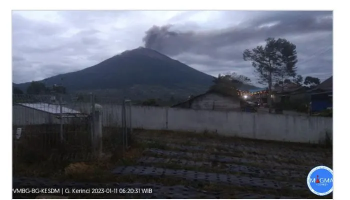 Gunung Kerinci Erupsi Tinggi Letusan 900 Meter, Dapat Mengganggu Jalur Penerbangan