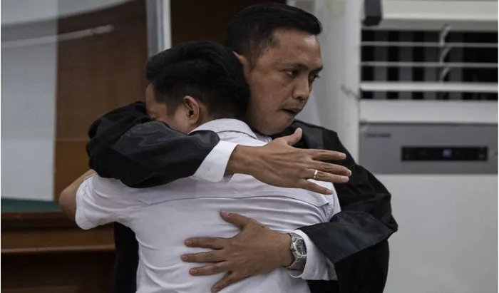Terdakwa kasus pembunuhan berencana Brigadir Yosua Hutabarat, Richard Eliezer alias Bharada E memeluk penasihat hukumnya seusai mendengarkan pembacaan tuntutan di Pengadilan Negeri Jakarta Selatan, Jakarta, Rabu (18/1/2023).(Dok/Antara/Sigid Kurniawan)