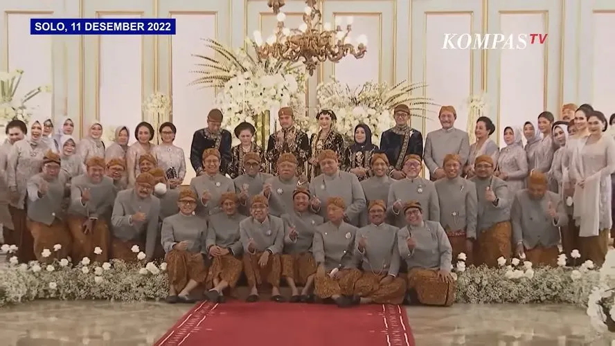 Momen Menteri Kabinet Indonesia Berfoto dengan Kaesang dan Erina, Gaya Tangan 'Saranghae' dan Duduk di Lantai