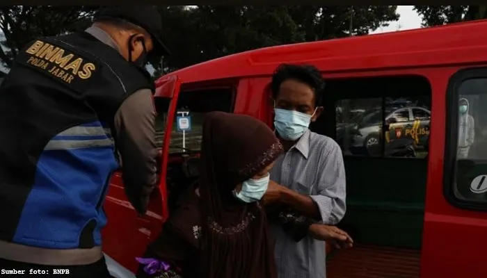 Ribuan warga terdampak gempa bumi M 5.6 Cianjur berbondong-bondong menuju markas Batalyon Rider 300, Cianjur, Jawa Barat pada Kamis, 8 Desember 2022.