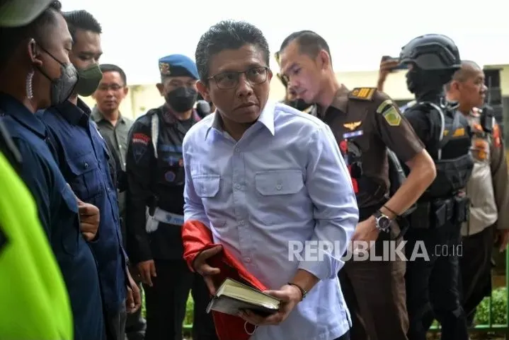 Terdakwa Ferdy Sambo saat akan menjalani sidang lanjutan di Pengadilan Negeri Jakarta Selatan, Selasa, 13 Desember 2022. (Republika/Thoudy Badai)