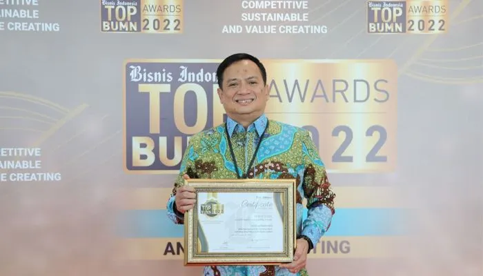 Direktur Utama PT PNM Sabet TOP CEO Bisnis Indonesia Awards 2022 