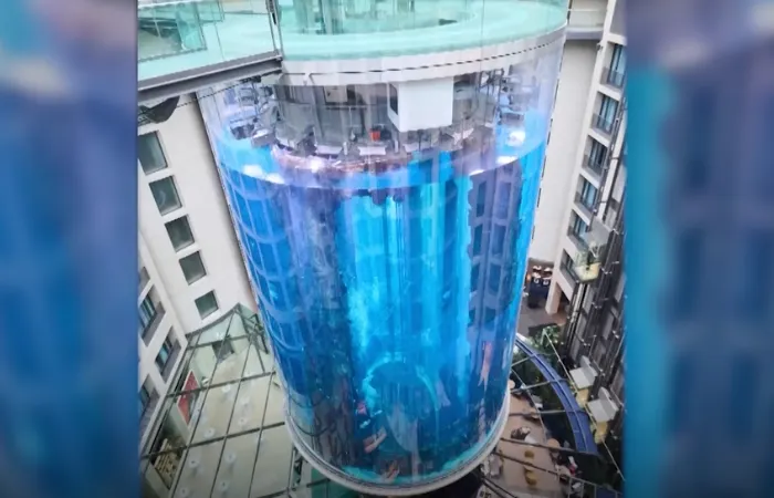 Akuarium besar AquaDom yang ada di dalam sebuah hotel di Berlin, Jerman, pecah hingga menumpahkan air sebanyak 1 juta liter.