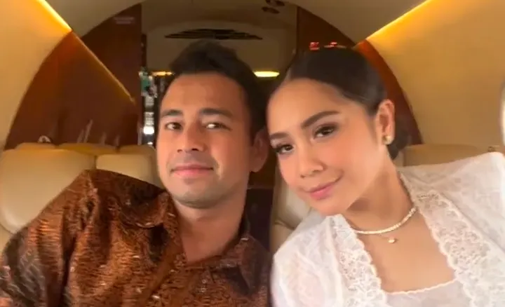 Pasangan Sultan Andara di dalam private jet menuju Solo (Instagram@raffinagota1717)