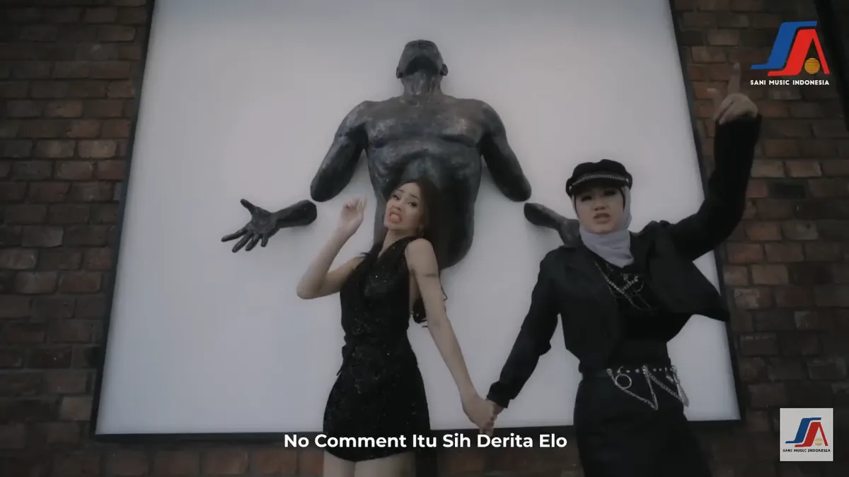 Lirik lagu Bunda Corla yang berduet dengan penyanyi Tuty Wibowo berjudul 'No Comment'.