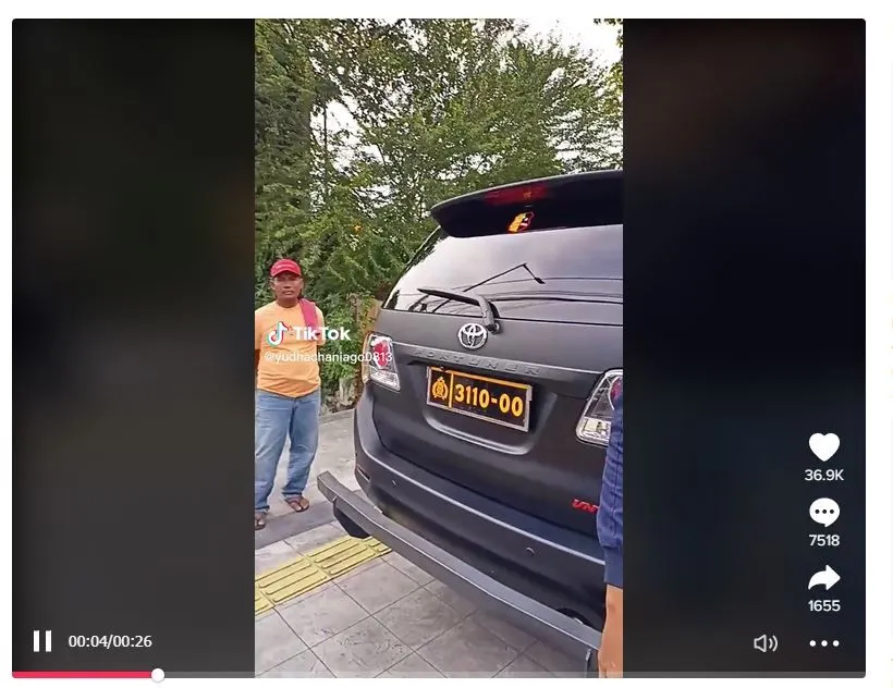Viral Mobil Dinas Polisi Masuk Jalur Busway dan Tabrak Pengendara Motor, Bikin Netizen Geram