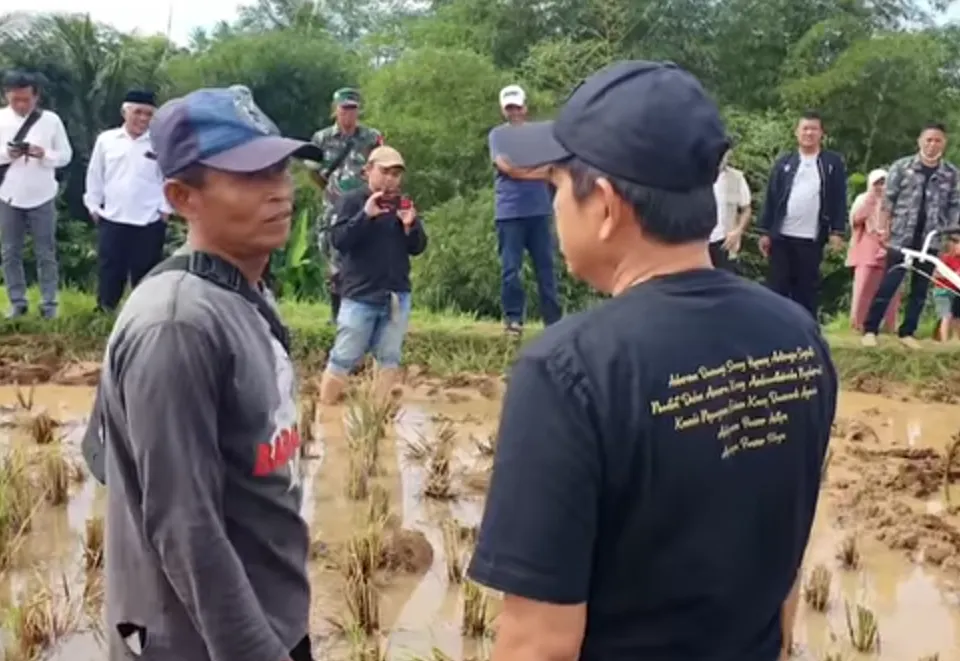 Nggak Takut Kotor! Ketika Dedi Mulyadi Anggota Dewan yang Tersohor Bertemu Dedi Mulyadi Peserta Lomba Traktor