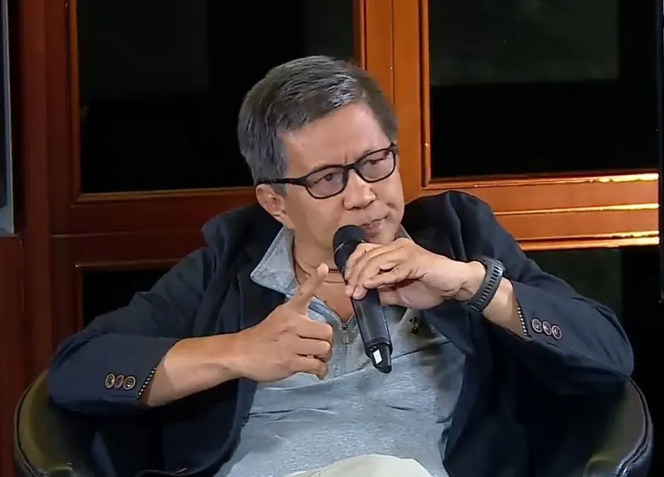 Terciduk! Rocky Gerung Dirangkul Wanita Muda Saat Nonton Konser Dewa 19, Netizen: Seleranya Bagus Juga!