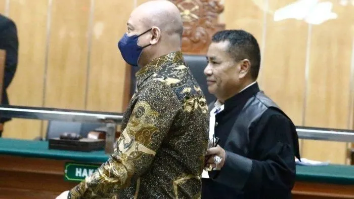 terdakwa Teddy Minahasa dengan penasihat hukum Hotman Paris Hutapea dalam sidang di PN Jakarta Barat