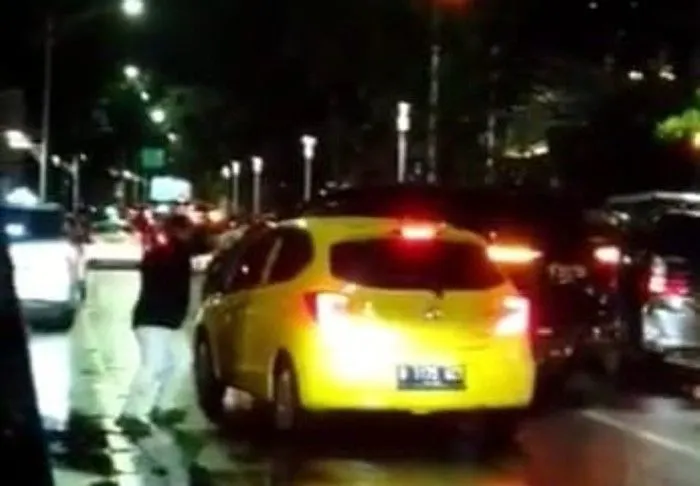 Terungkap! Pelaku Koboi Perusak Mobil Honda Brio di Jalan Senopati Ternyata Ancam Korban dengan Senjata Mainan