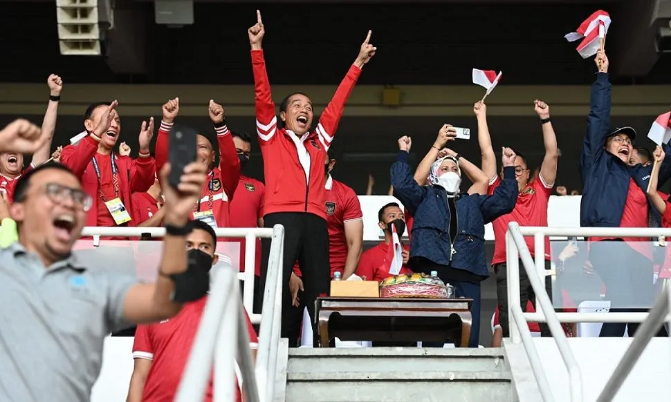 Presiden Jokowi dan Ibu Negara Iriana Jokowi ketika menyaksikan pertandingan timnas Indonesia vs Thailand di babak penyisihan grup Piala AFF 2022. Indonesia bakal menghadapi Filipina pada Senin, 2 Januari 2022