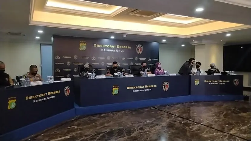 Polda Metro menggelar konferensi pers terkait kesimpulan akhir kasus kematian satu keluarga Kalideres, di gelar di Polda Metro Jaya, Jakarta Selatan, Jumat ,9 Desember 2022.