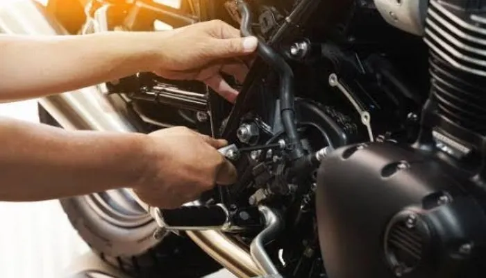 Kami susun daftar 10 tanda yang menunjukkan motor Anda perlu segera dilakukan servis. Jangan abaikan ciri-ciri berikut ini ya.