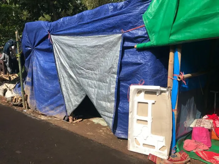 Berdiam diri di tenda posko pengungsian gempa Cianjur dengan segala keterbatasan membuat warga alami gangguan mental emosional.
