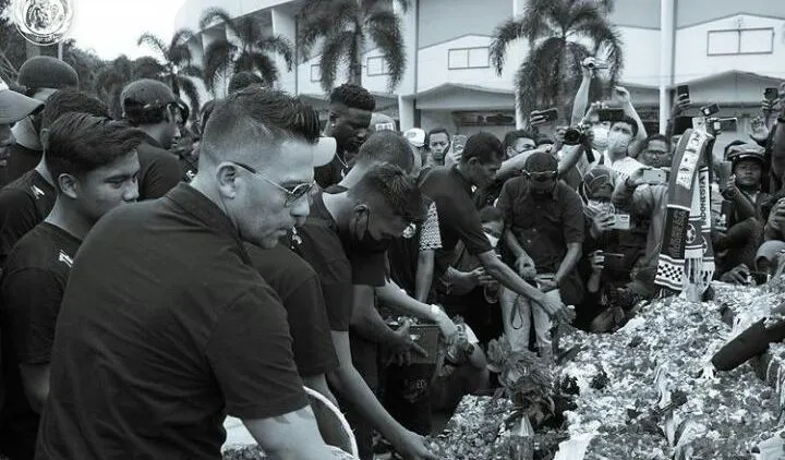 Pemain Arema berduka atas tragedi Kanjuruhan.