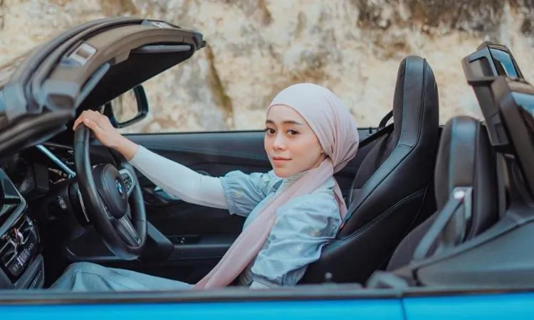Foto dengan Mobil Sport Mewah, Lagi-lagi Lesty Kejora Dihujat Warganet ; Paling Mobil Sewaan