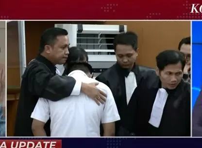 Terungkap! Ini yang Disampaikan Bharada E Saat Peluk Ronny Talapessy Sambil Nangis Usai Dengar Tuntutan Jaksa
