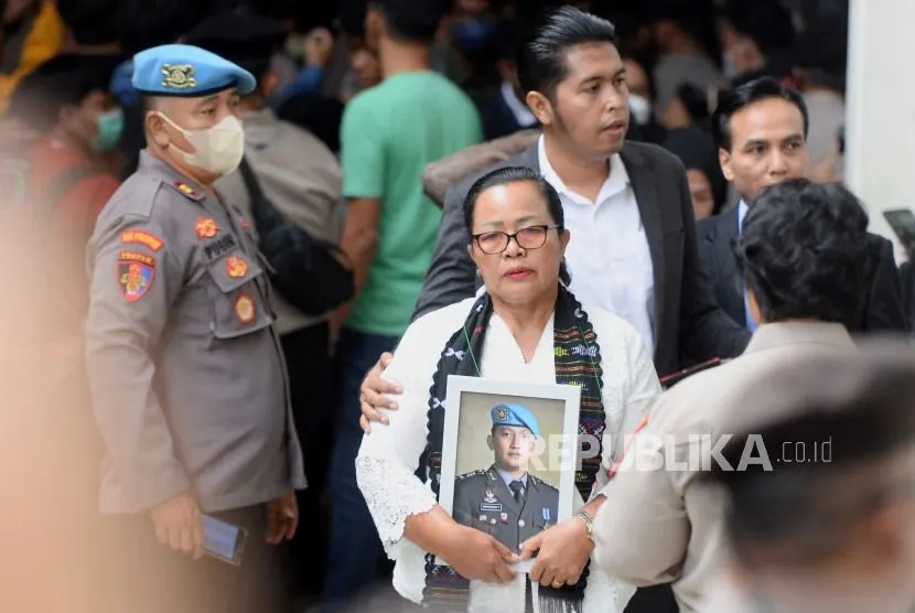 Ibunda Brigadir Nofriansyah Yoshua Hutabarat, Rosti Simanjuntak membawa foto mendiang anaknya saat menghadiri sidang pembacaan vonis pembunuhan mendiang anaknya di Pengadilan Negeri Jakarta Selatan, Senin (13/2/2023).