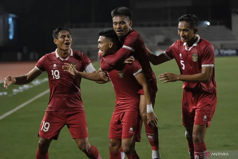 Pesepak bola Timnas Indonesia Dendy Sulistyawan (kedua kiri) bersama rekan setimnya merayakan gol yang dicetaknya ke gawang Timnas Filipina dalam laga lanjutan Grup A Piala AFF 2022 di Rizal Memorial Stadium, Manila, Filipina, Senin (2/1/2023). ANTARA FOTO/Akbar Nugroho Gumay/wsj.