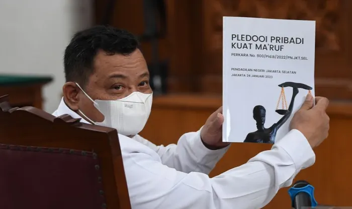 Terdakwa kasus dugaan pembunuhan berencana Brigadir Yosua, Kuat Maruf menunjukkan nota pembelaan atau pledoi saat sidang lanjutan di PN Jakarta Selatan, Jakarta, Selasa (24/1/2023).(Antara/Akbar Nugroho Gumay)