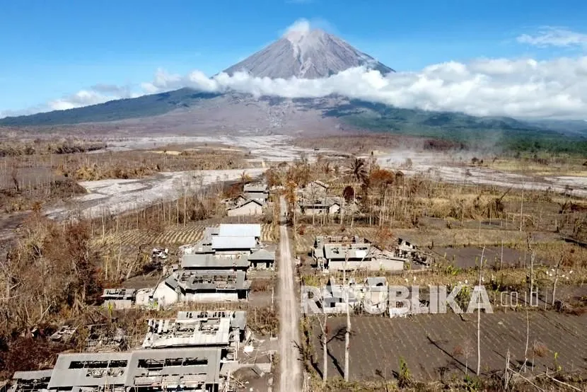 Gunung Semeru Kabupaten Lumajang Mengeluarkan Erupsi Setinggi 1.500 Meter