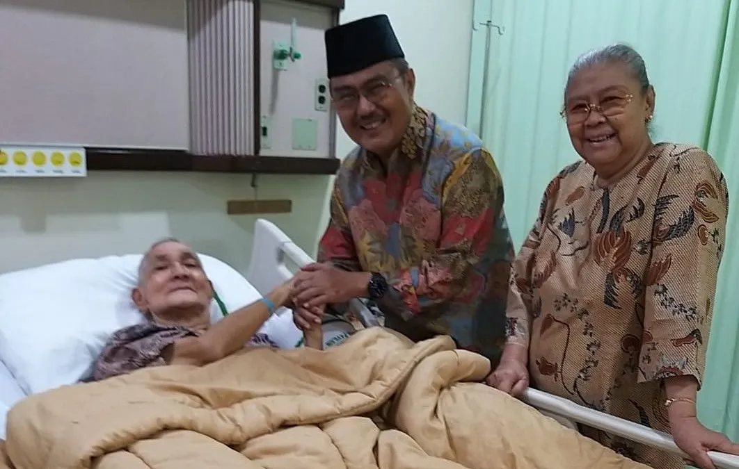 Mantan Wakil Presiden (Wapres) Try Sutrisno sedang berbaring di rumah sakit, Jimly Asshiddiqie ungkap kondisinya membaik.