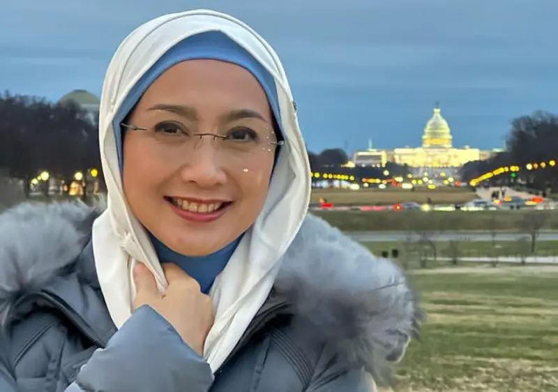 Desy Ratnasari disentil netizen usai membagikan foto mengenakan pakaian semacam kupluk di kepala, disebut mulai terbuka pakaiannya.