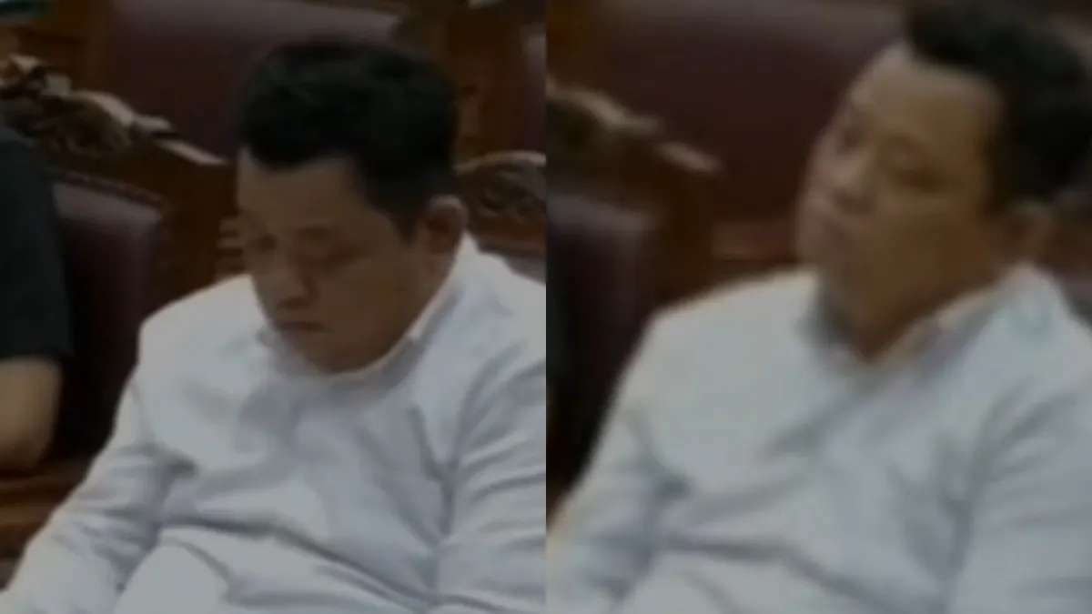 Kuat Maruf terlihat tertunduk lesu dengan muka cemberut saat mendengarkan putusan hakim pisahkan sel dengan Ricky Rizal.