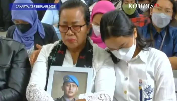 Berseragam Lengkap Polri Brigadir J &lsquo;Hadir&rsquo; Kawal Sidang Vonis Ferdy Sambo, Ibunda: Ada Yosua Melihat Sidang