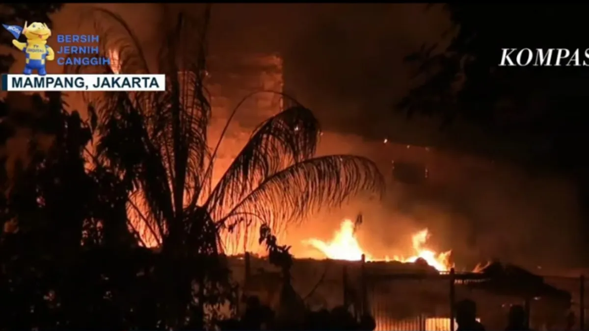 Kebakaran Menghanguskan Pemukiman Padat Penduduk di Mampang Prapatan Jakarta