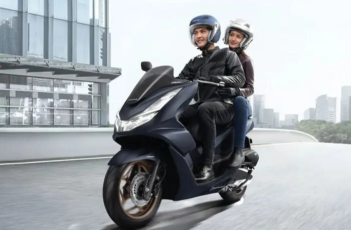 Sering Dianggap Biasa, Ini Alasan Kenapa Tidak Boleh Duduk Menyamping saat Dibonceng Pakai Motor