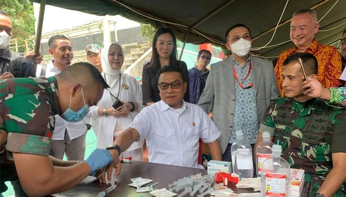 Moeldoko Salurkan Jutaan Ampul Vitamin C untuk Aparat TNI-POLRI dan Masyarakat Jawa Barat
