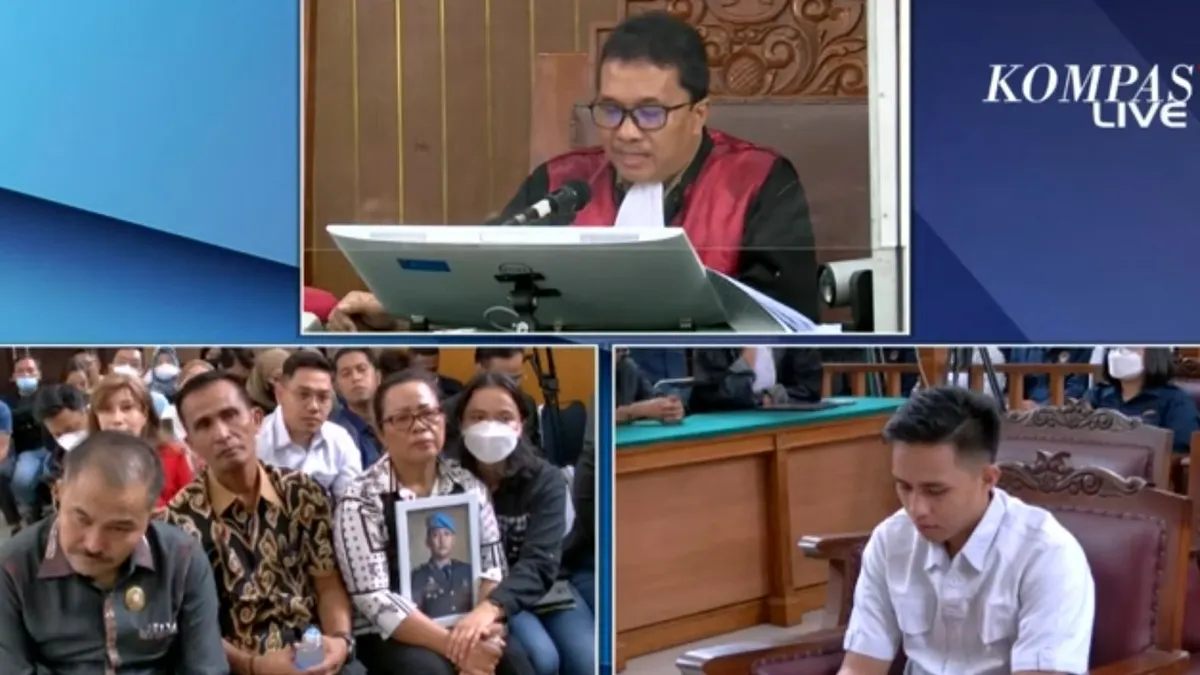Kamaruddin Simanjuntak beberapa kali menyapu air matanya usai hakim mengabulkan status Richard Eliezer sebagai seorang Justice Collaborator.