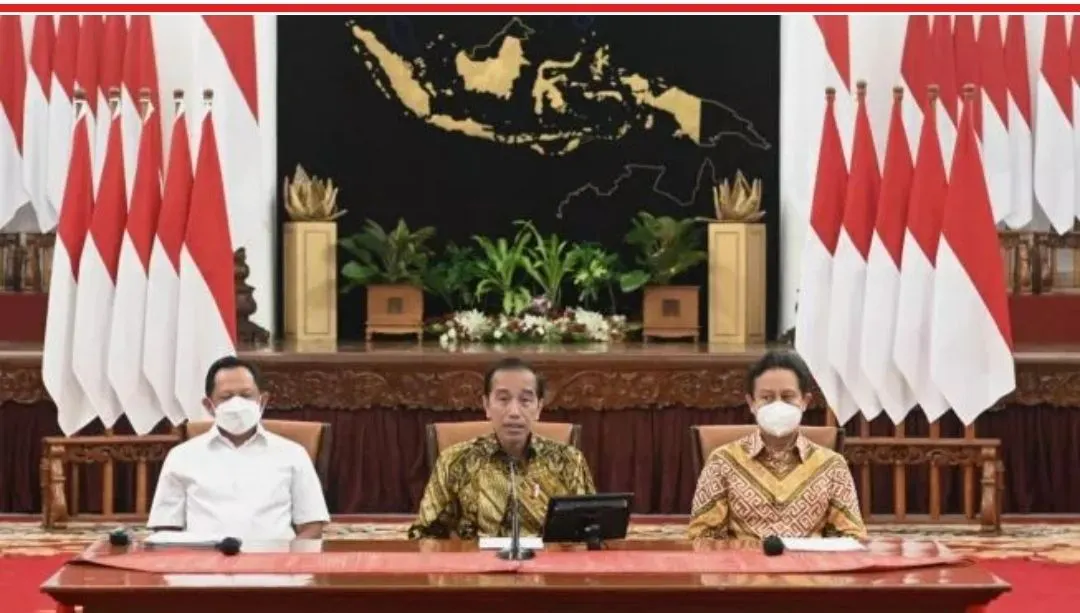 Dokter Tifa Komentari Pedas Perilaku Presiden Jokowi : Gambar Paling Konyol