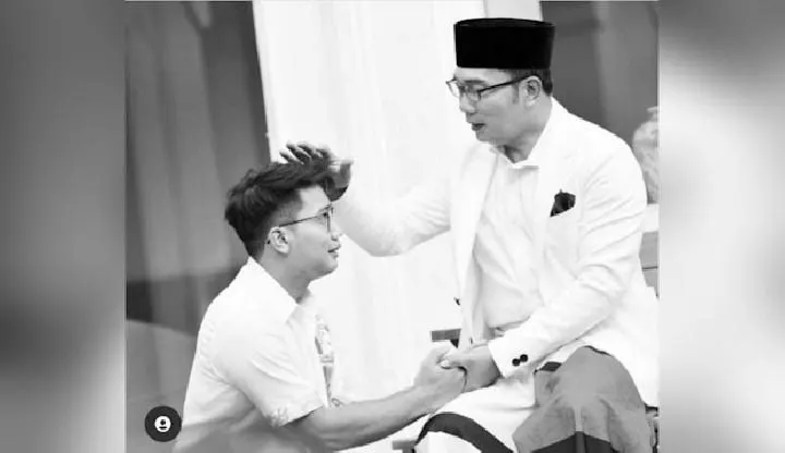 Foto Eril saat sungkem dengan ayahnya Ridwan Kamil