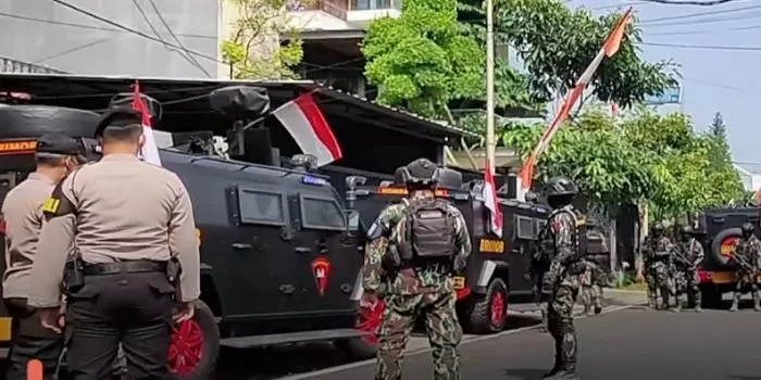 Pengamanan di sekitar lokasi Duren Tiga dan Saguling saat tim hakim melakukan cek TKP pembunuhan Brigadir J
