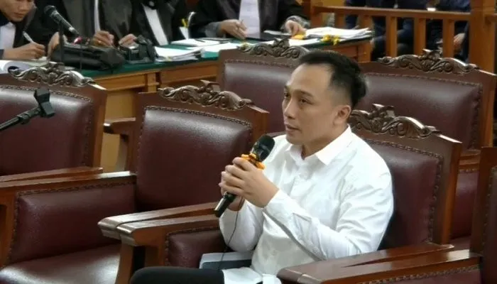 Terdakwa Ricky Rizal dalam persidangan pembacaan pledoi di PN Jaksel. (Dok. PMJ News)